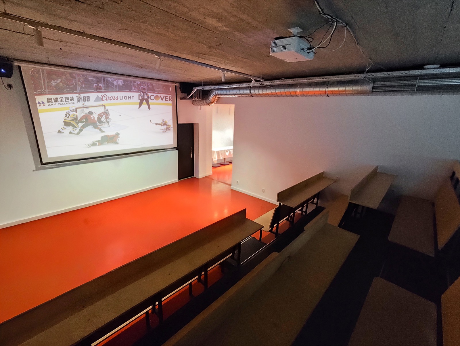 Premietanie športového prenosu na veľkom plátne v Gardinn Cafe & Bar