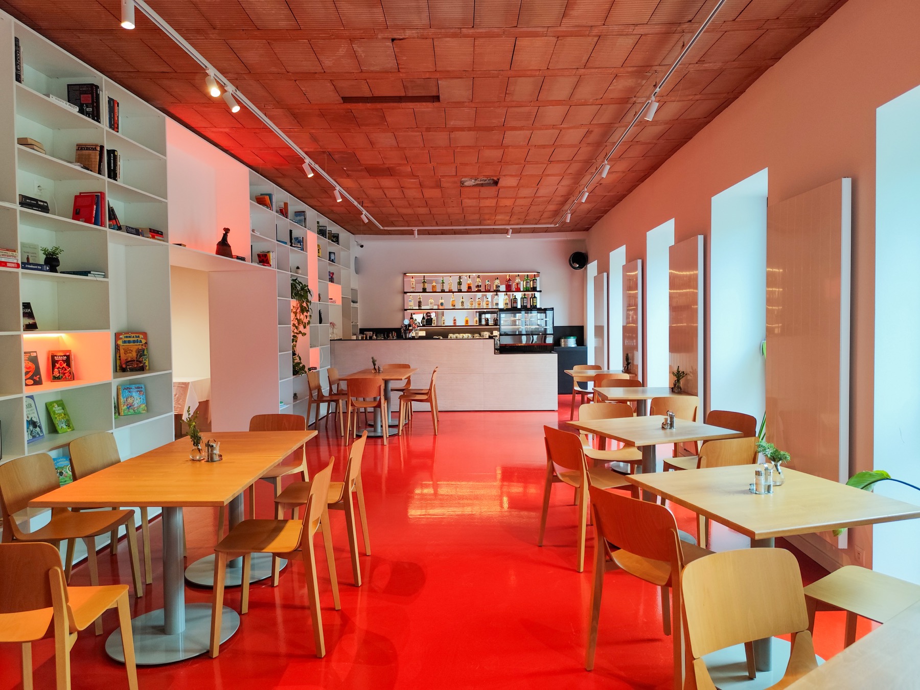 Interiér Gardinn Cafe & Bar počas dňa