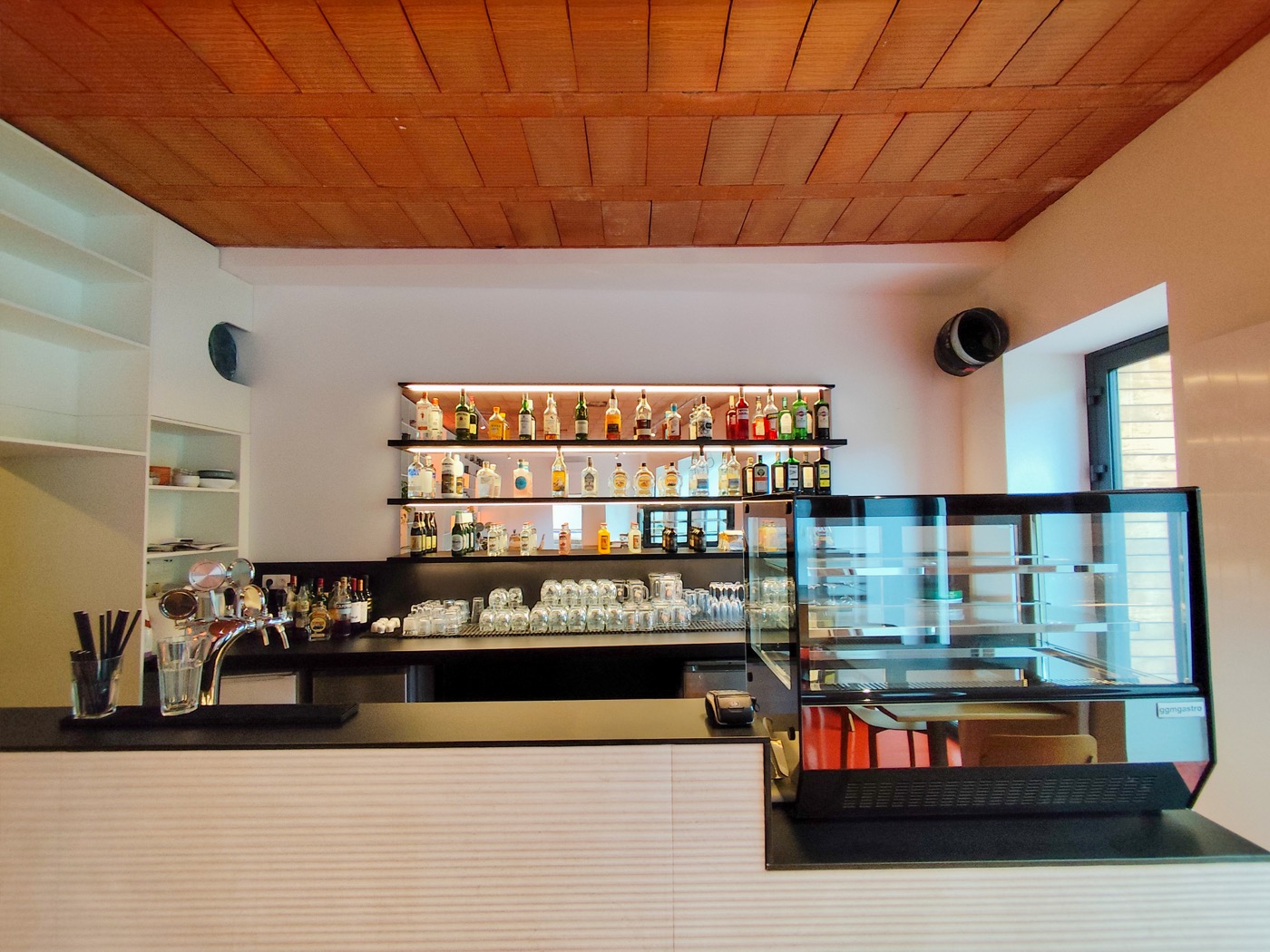Barový pult a ponuka nápojov v Gardinn Cafe & Bar