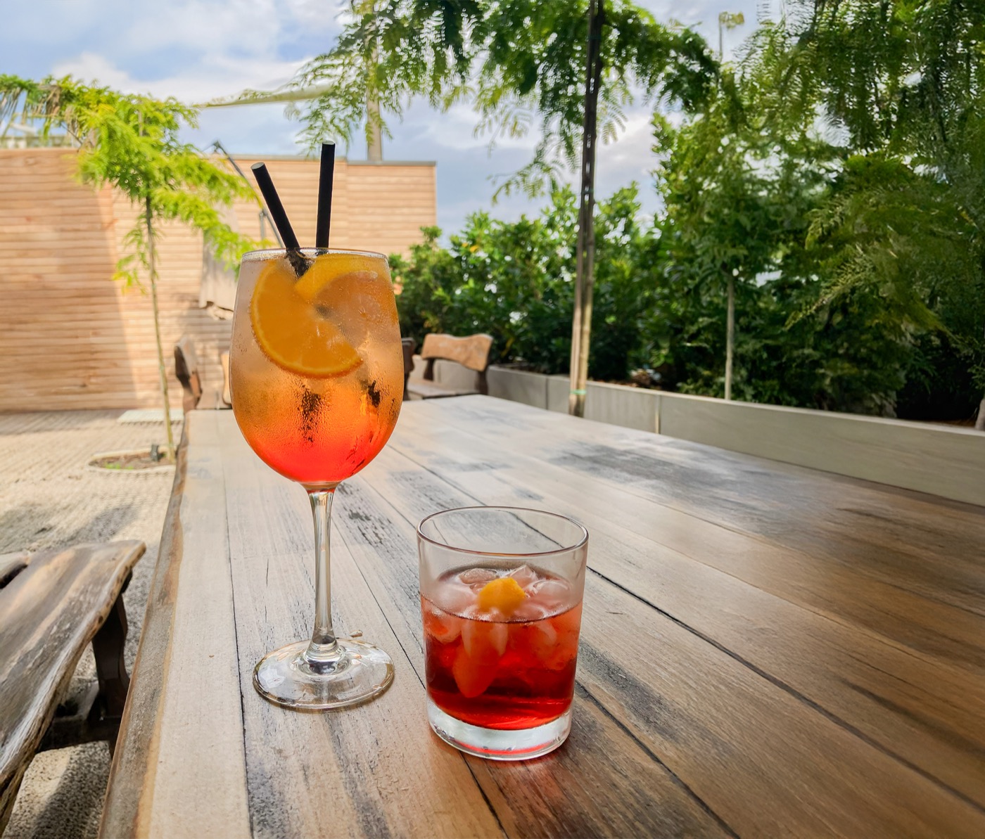 Drinky na terase Gardinn Cafe & Bar