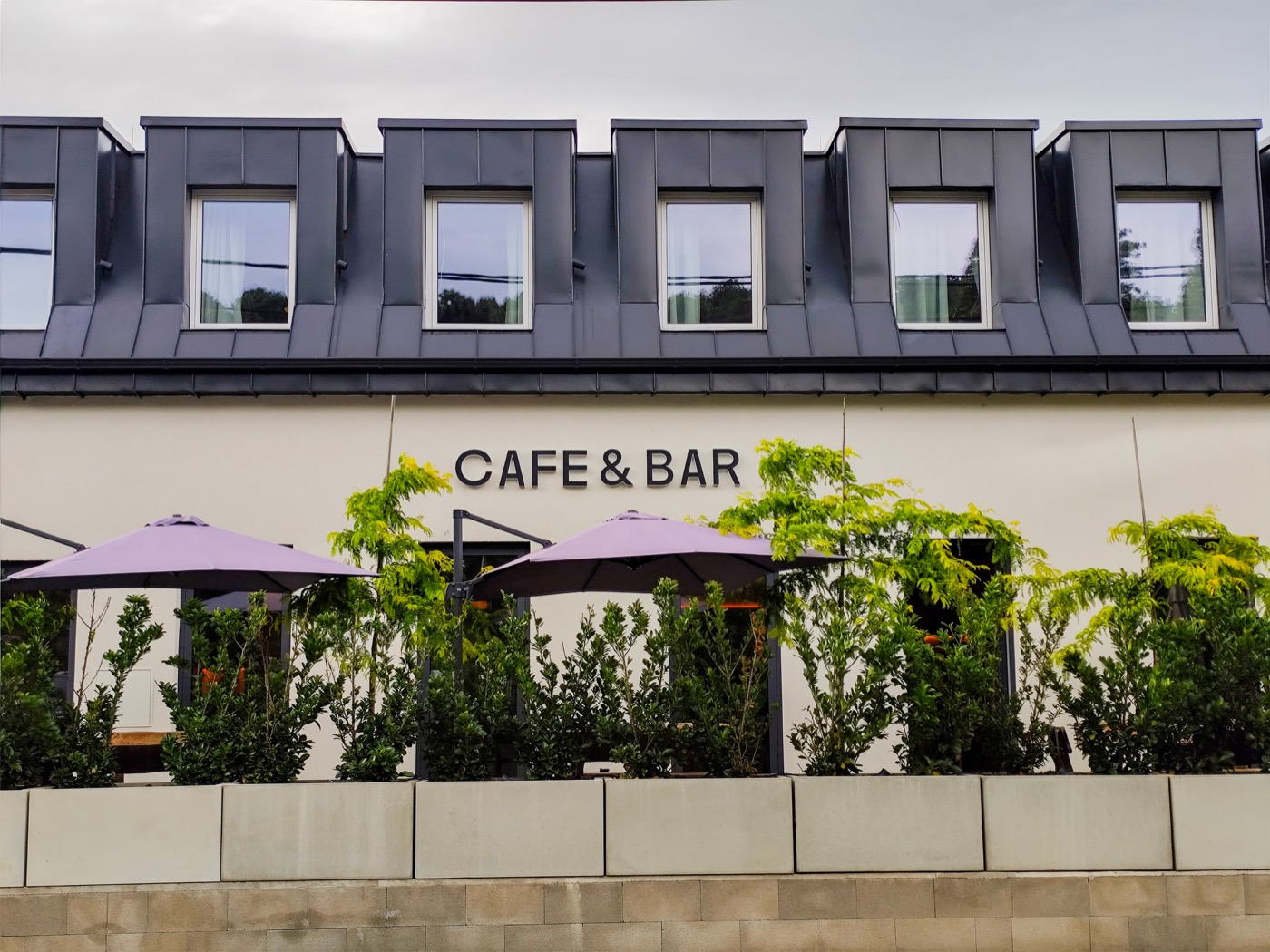 Exteriér Gardinn Cafe & Bar s terasou