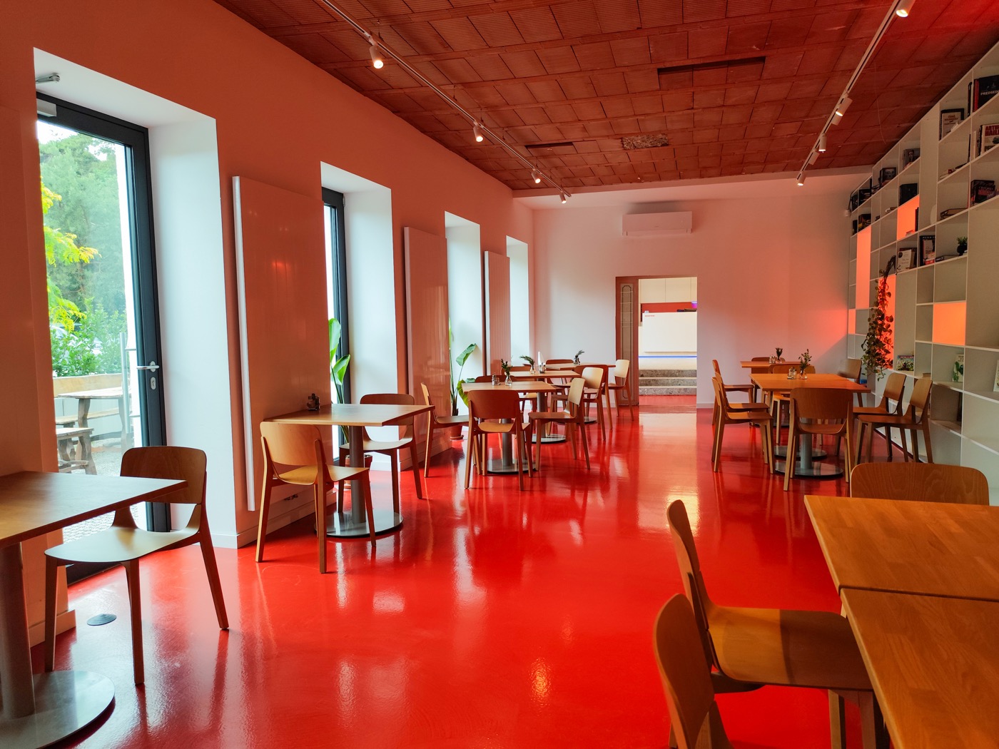 Interiér Gardinn Cafe & Bar s pohodlným sedením