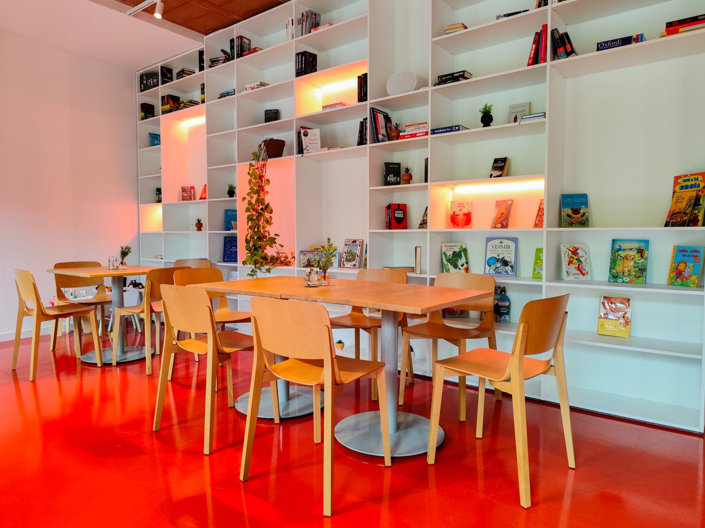 Sedenie pri knižnici v Gardinn Cafe & Bar